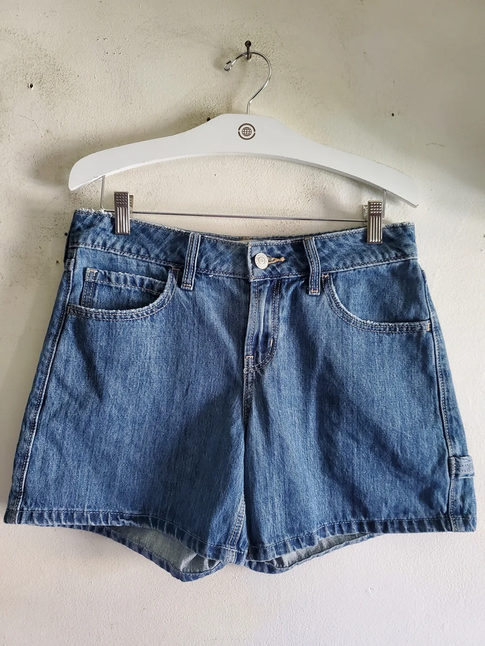 Hollister Low Rise Baggy Short Size 26.